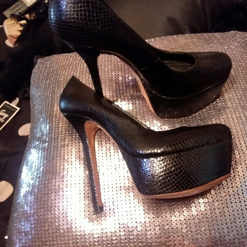Black Alice and Olivia black sexy pump